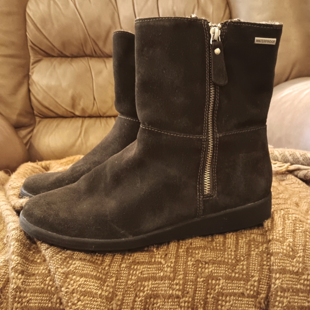 NEW suede knit collared Cougar boots